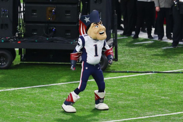 video-jugador-taclea-a-mascota-de-patriots-y-lo-enva-al-hospital video-jugador-taclea-a-mascota-de-patriots-y-lo-enva-al-hospital