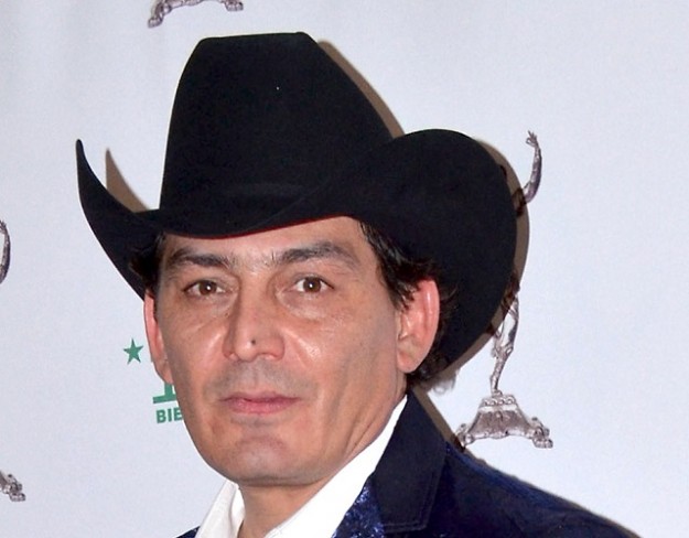 jos-manuel-figueroa-cura-sus-penas-en-su-rancho jos-manuel-figueroa-cura-sus-penas-en-su-rancho