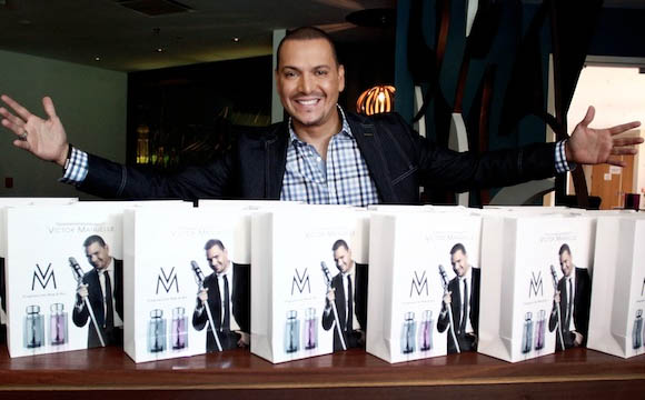 1349905687-DESUPERESTRELLA-Victor-Manuelle-presenta-perfumes-para-ambos-sexos 1349905687-DESUPERESTRELLA-Victor-Manuelle-presenta-perfumes-para-ambos-sexos
