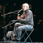 1351796374-DESUPERESTRELLA-Caetano-Veloso-492-371 1351796374-DESUPERESTRELLA-Caetano-Veloso-492-371