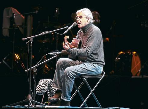 1351796374-DESUPERESTRELLA-Caetano-Veloso-492-371 1351796374-DESUPERESTRELLA-Caetano-Veloso-492-371