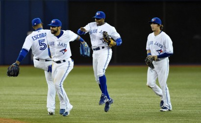 5-2. Buehrle trabaja sólido y da a los Azulejos ocho triunfos seguidos