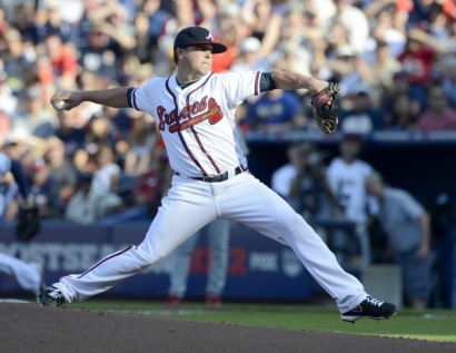 5-3. Medlen supera en la lomita a Marcum y los Bravos empatan la serie