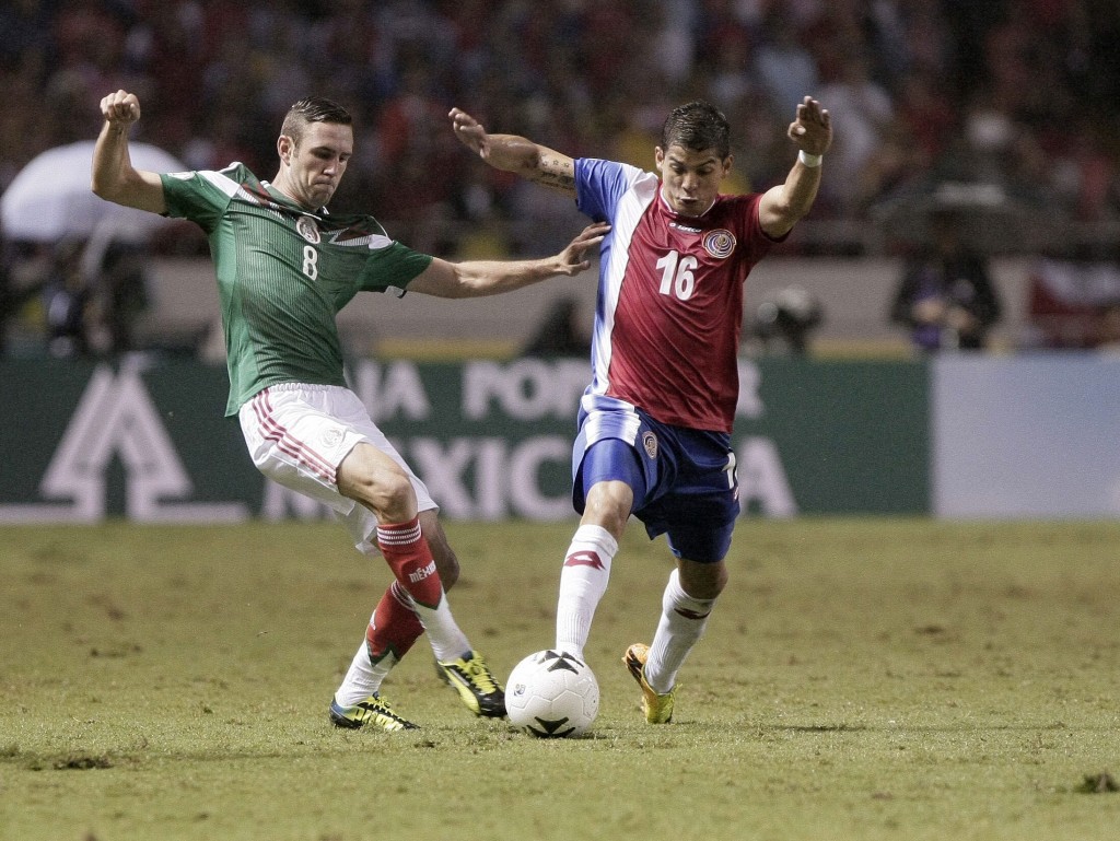 El jugador costarricense Cristian Gamboa (d) disputa el balón con el