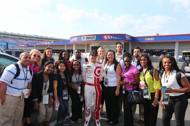 Estudiantes aprenden sobre la industria de las carreras NASCAR