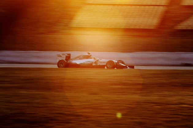 Sainz prueba mejoras del Toro Rosso en una sesión liderada por Mercedes Sainz prueba mejoras del Toro Rosso en una sesión liderada por Mercedes
