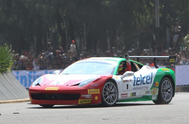 Esteban Gutiérrez pasea su monoplaza Ferrari por las calles de México Esteban Gutiérrez pasea su monoplaza Ferrari por las calles de México