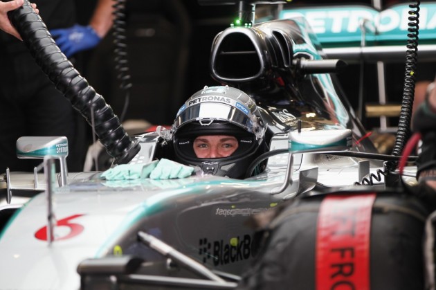 Rosberg domina el segundo ensayo marcado por lluvia y una pista deslizante Rosberg domina el segundo ensayo marcado por lluvia y una pista deslizante