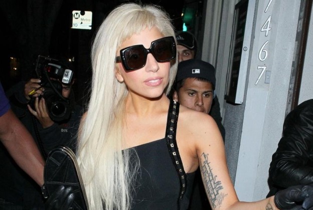 1363812672-DESUPERESTRELLA-Lady-Gaga-in-Versace-13-08-2011 1363812672-DESUPERESTRELLA-Lady-Gaga-in-Versace-13-08-2011