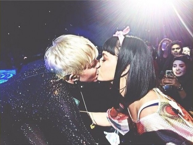 1393262006-DESUPERESTRELLA-miley-cyrus-kisses-katy-perry-at-bangerz-tour-watch-now 1393262006-DESUPERESTRELLA-miley-cyrus-kisses-katy-perry-at-bangerz-tour-watch-now