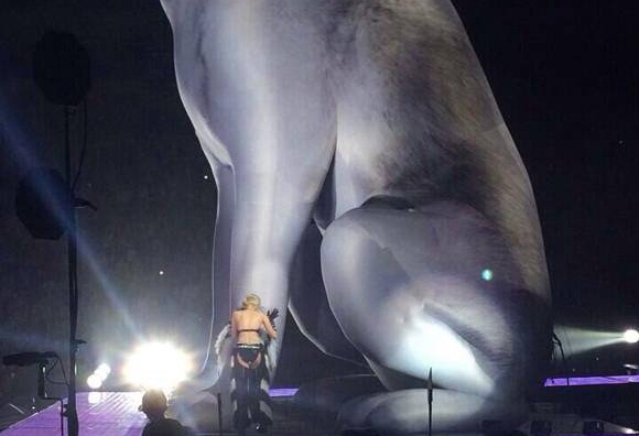 1396637272-DESUPERESTRELLA-miley-breaks-down-hugs-giant-floyd-boston-conert-oPt 1396637272-DESUPERESTRELLA-miley-breaks-down-hugs-giant-floyd-boston-conert-oPt